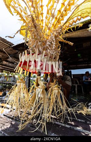 Un homme prépare des accessoires traditionnels pour le rituel Melanau serahang pendant le festival de Kaul Banque D'Images