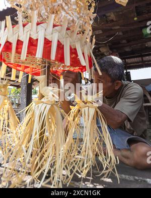 Un homme prépare des accessoires traditionnels pour le rituel Melanau serahang pendant le festival de Kaul Banque D'Images