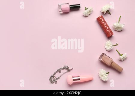 Composition avec des produits de maquillage et de belles fleurs de chrysanthème sur fond rose Banque D'Images