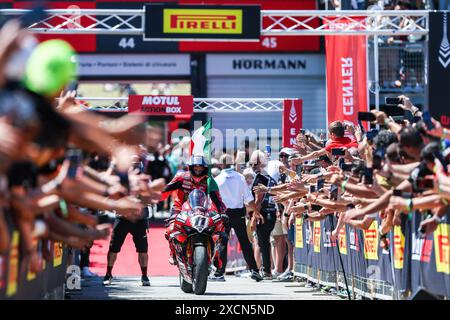 Misano Adriatico, Italie. 16 juin 2024. Nicolo Bulega de Aruba.it Racing - Ducati avec Ducati Panigale V4R célèbre lors du Championnat du monde FIM SBK Superbike Pirelli Emilia-Romagna Round - podium Race 2 au Misano World circuit. Crédit : SOPA images Limited/Alamy Live News Banque D'Images