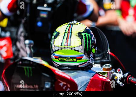 Misano Adriatico, Italie. 16 juin 2024. Détail du casque d'Alvaro Bautista de Aruba.it Racing - Ducati avec Ducati Panigale V4R lors du Championnat du monde FIM SBK Superbike Pirelli Emilia-Romagna Round - podium Race 2 au Misano World circuit. (Photo de Fabrizio Carabelli/SOPA images/Sipa USA) crédit : Sipa USA/Alamy Live News Banque D'Images