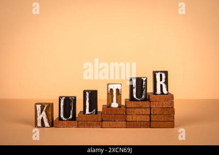 Mot de culture en allemand. Lettres de l'alphabet en bois sur un fond clair. Banque D'Images
