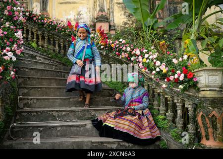 Fleurs femmes Hmong sur l'escalier du Palais des Rois Hmong (Vau Meo) à bac Ha, province de Lao Cai, Vietnam Banque D'Images