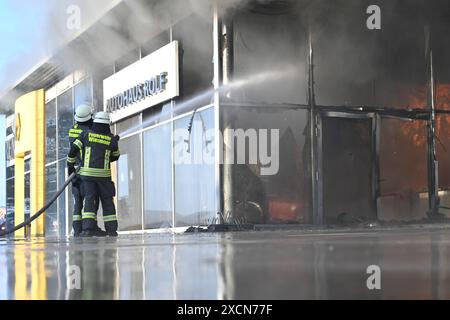 Milionenschaden in Wiesmoor Seit den frühen Morgenstunden des 18 Juni 2024 brennt ein Autohaus in Wiesmoor. Die Löscharbeiten dauern noch an. Einwohner wurden per Katwarn informiert Türen und Fenster geschlossen zu halten. Wiesmoor Niedersachsen Deutschland *** millions de dégâts à Wiesmoor Une concession automobile a été en feu à Wiesmoor depuis les premières heures du 18 juin 2024 les travaux d'extinction sont toujours en cours les résidents ont été informés par Katwarn de garder portes et fenêtres fermées Wiesmoor basse-Saxe Allemagne Copyright : xdiebildwerftx Banque D'Images