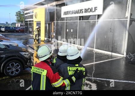 Milionenschaden in Wiesmoor Seit den frühen Morgenstunden des 18 Juni 2024 brennt ein Autohaus in Wiesmoor. Die Löscharbeiten dauern noch an. Einwohner wurden per Katwarn informiert Türen und Fenster geschlossen zu halten. Wiesmoor Niedersachsen Deutschland *** millions de dégâts à Wiesmoor Une concession automobile a été en feu à Wiesmoor depuis les premières heures du 18 juin 2024 les travaux d'extinction sont toujours en cours les résidents ont été informés par Katwarn de garder portes et fenêtres fermées Wiesmoor basse-Saxe Allemagne Copyright : xdiebildwerftx Banque D'Images