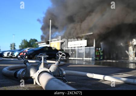 Milionenschaden in Wiesmoor Seit den frühen Morgenstunden des 18 Juni 2024 brennt ein Autohaus in Wiesmoor. Die Löscharbeiten dauern noch an. Einwohner wurden per Katwarn informiert Türen und Fenster geschlossen zu halten. Wiesmoor Niedersachsen Deutschland *** millions de dégâts à Wiesmoor Une concession automobile a été en feu à Wiesmoor depuis les premières heures du 18 juin 2024 les travaux d'extinction sont toujours en cours les résidents ont été informés par Katwarn de garder portes et fenêtres fermées Wiesmoor basse-Saxe Allemagne Copyright : xdiebildwerftx Banque D'Images