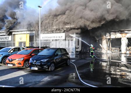 Milionenschaden in Wiesmoor Seit den frühen Morgenstunden des 18 Juni 2024 brennt ein Autohaus in Wiesmoor. Die Löscharbeiten dauern noch an. Einwohner wurden per Katwarn informiert Türen und Fenster geschlossen zu halten. Wiesmoor Niedersachsen Deutschland *** millions de dégâts à Wiesmoor Une concession automobile a été en feu à Wiesmoor depuis les premières heures du 18 juin 2024 les travaux d'extinction sont toujours en cours les résidents ont été informés par Katwarn de garder portes et fenêtres fermées Wiesmoor basse-Saxe Allemagne Copyright : xdiebildwerftx Banque D'Images