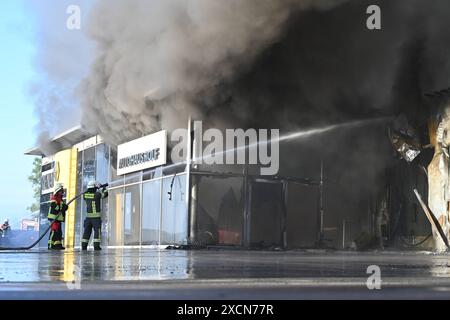 Milionenschaden in Wiesmoor Seit den frühen Morgenstunden des 18 Juni 2024 brennt ein Autohaus in Wiesmoor. Die Löscharbeiten dauern noch an. Einwohner wurden per Katwarn informiert Türen und Fenster geschlossen zu halten. Wiesmoor Niedersachsen Deutschland *** millions de dégâts à Wiesmoor Une concession automobile a été en feu à Wiesmoor depuis les premières heures du 18 juin 2024 les travaux d'extinction sont toujours en cours les résidents ont été informés par Katwarn de garder portes et fenêtres fermées Wiesmoor basse-Saxe Allemagne Copyright : xdiebildwerftx Banque D'Images