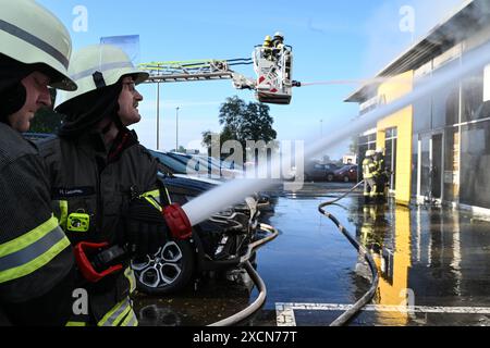 Milionenschaden in Wiesmoor Seit den frühen Morgenstunden des 18 Juni 2024 brennt ein Autohaus in Wiesmoor. Die Löscharbeiten dauern noch an. Einwohner wurden per Katwarn informiert Türen und Fenster geschlossen zu halten. Wiesmoor Niedersachsen Deutschland *** millions de dégâts à Wiesmoor Une concession automobile a été en feu à Wiesmoor depuis les premières heures du 18 juin 2024 les travaux d'extinction sont toujours en cours les résidents ont été informés par Katwarn de garder portes et fenêtres fermées Wiesmoor basse-Saxe Allemagne Copyright : xdiebildwerftx Banque D'Images