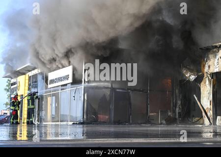 Milionenschaden in Wiesmoor Seit den frühen Morgenstunden des 18 Juni 2024 brennt ein Autohaus in Wiesmoor. Die Löscharbeiten dauern noch an. Einwohner wurden per Katwarn informiert Türen und Fenster geschlossen zu halten. Wiesmoor Niedersachsen Deutschland *** millions de dégâts à Wiesmoor Une concession automobile a été en feu à Wiesmoor depuis les premières heures du 18 juin 2024 les travaux d'extinction sont toujours en cours les résidents ont été informés par Katwarn de garder portes et fenêtres fermées Wiesmoor basse-Saxe Allemagne Copyright : xdiebildwerftx Banque D'Images