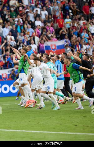 Francfort, Allemagne. 17 juin 2024. Les joueurs de Slovaquie célèbrent après le match de l'UEFA Euro 2024 Groupe E entre la Belgique et la Slovaquie à Francfort, Allemagne, le 17 juin 2024. Crédit : Meng Dingbo/Xinhua/Alamy Live News Banque D'Images