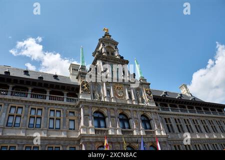 Hôtel de ville Anvers Belgique avec ciel bleu. Bâtiment Renaissance avec des influences flamandes et italiennes est un monument majeur du patrimoine mondial à l' Banque D'Images