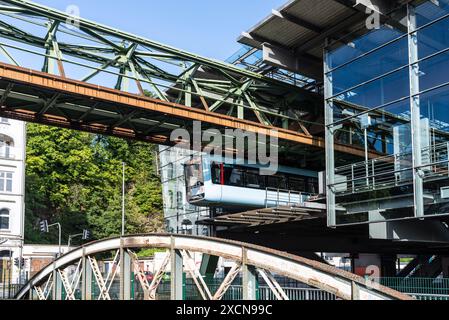 Wuppertal, Allemagne - 22 septembre 2023 : le chemin de fer suspendu est le plus ancien chemin de fer électrique surélevé avec des wagons suspendus dans le monde et est un unique Banque D'Images