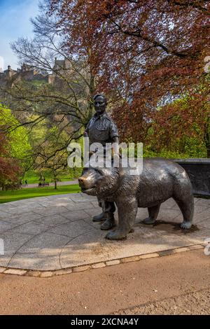 Statue de Wojtek l'ours soldat dans Princes Street Gardens au printemps, Édimbourg, Écosse, Royaume-Uni. Banque D'Images