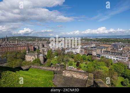 Ville d'Édimbourg en Écosse, Royaume-Uni. Paysage urbain depuis la colline du château avec Princes Street Gardens. Banque D'Images