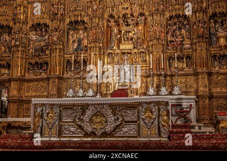 Intérieur de la cathédrale de Séville à Séville, Espagne. Chapelle principale (Capilla Mayor) avec chef-d'œuvre gothique sculpture sur bois (1482 à 1564), autel maître retable wi Banque D'Images