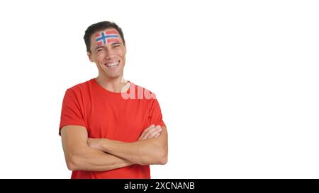 Homme debout avec le drapeau norvégien peint sur le visage souriant Banque D'Images