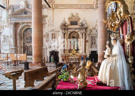 Vierge avec les saints Philippe, James, Francis et Raymond peinture par Felice Brusasorzi et Alessandro Turchi du XVIIe siècle à Altare di san Raimondo Banque D'Images