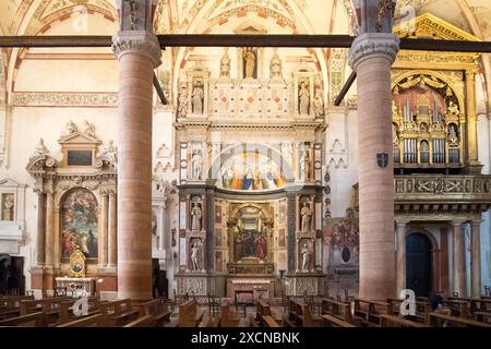 Vierge avec les saints Philippe, James, Francis et Raymond peinture par Felice Brusasorzi et Alessandro Turchi du XVIIe siècle à Altare di san Raimondo Banque D'Images