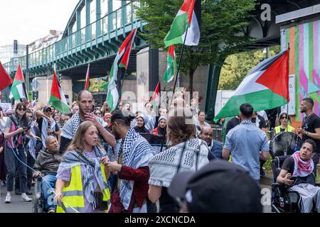 Mehrere hundert pro-palästinensische Demonstranten BEI einer Demonstration durch den Berliner Stadtteil Prenzlauer Berg unter dem motto Jabalia, Rafah, Jenin, Ramallah, retirez vos mains de la Palestine . / Plusieurs centaines de manifestants pro-palestiniens lors d'une manifestation dans le quartier berlinois de Prenzlauer Berg sous le slogan Jabalia, Rafah, Jénine, Ramallah, retirez vos mains de la Palestine . Manifestation pro-palästinensische à Berlin *** plusieurs centaines de manifestants pro-palestiniens lors d'une manifestation dans le quartier berlinois de Prenzlauer Berg sous le slogan Jabalia, Rafah, Jénine, Ra Banque D'Images