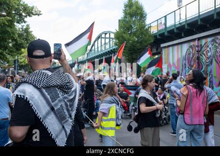 Mehrere hundert pro-palästinensische Demonstranten BEI einer Demonstration durch den Berliner Stadtteil Prenzlauer Berg unter dem motto Jabalia, Rafah, Jenin, Ramallah, retirez vos mains de la Palestine . / Plusieurs centaines de manifestants pro-palestiniens lors d'une manifestation dans le quartier berlinois de Prenzlauer Berg sous le slogan Jabalia, Rafah, Jénine, Ramallah, retirez vos mains de la Palestine . Manifestation pro-palästinensische à Berlin *** plusieurs centaines de manifestants pro-palestiniens lors d'une manifestation dans le quartier berlinois de Prenzlauer Berg sous le slogan Jabalia, Rafah, Jénine, Ra Banque D'Images