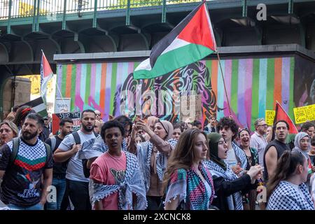 Mehrere hundert pro-palästinensische Demonstranten BEI einer Demonstration durch den Berliner Stadtteil Prenzlauer Berg unter dem motto Jabalia, Rafah, Jenin, Ramallah, retirez vos mains de la Palestine . / Plusieurs centaines de manifestants pro-palestiniens lors d'une manifestation dans le quartier berlinois de Prenzlauer Berg sous le slogan Jabalia, Rafah, Jénine, Ramallah, retirez vos mains de la Palestine . Manifestation pro-palästinensische à Berlin *** plusieurs centaines de manifestants pro-palestiniens lors d'une manifestation dans le quartier berlinois de Prenzlauer Berg sous le slogan Jabalia, Rafah, Jénine, Ra Banque D'Images