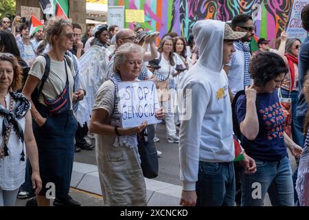 Mehrere hundert pro-palästinensische Demonstranten BEI einer Demonstration durch den Berliner Stadtteil Prenzlauer Berg unter dem motto Jabalia, Rafah, Jenin, Ramallah, retirez vos mains de la Palestine . / Plusieurs centaines de manifestants pro-palestiniens lors d'une manifestation dans le quartier berlinois de Prenzlauer Berg sous le slogan Jabalia, Rafah, Jénine, Ramallah, retirez vos mains de la Palestine . Manifestation pro-palästinensische à Berlin *** plusieurs centaines de manifestants pro-palestiniens lors d'une manifestation dans le quartier berlinois de Prenzlauer Berg sous le slogan Jabalia, Rafah, Jénine, Ra Banque D'Images