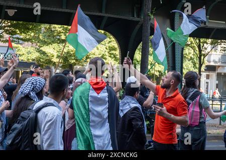 Mehrere hundert pro-palästinensische Demonstranten BEI einer Demonstration durch den Berliner Stadtteil Prenzlauer Berg unter dem motto Jabalia, Rafah, Jenin, Ramallah, retirez vos mains de la Palestine . / Plusieurs centaines de manifestants pro-palestiniens lors d'une manifestation dans le quartier berlinois de Prenzlauer Berg sous le slogan Jabalia, Rafah, Jénine, Ramallah, retirez vos mains de la Palestine . Manifestation pro-palästinensische à Berlin *** plusieurs centaines de manifestants pro-palestiniens lors d'une manifestation dans le quartier berlinois de Prenzlauer Berg sous le slogan Jabalia, Rafah, Jénine, Ra Banque D'Images