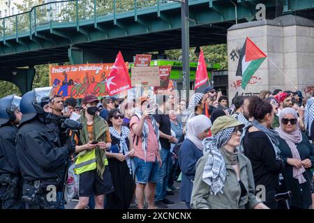 Mehrere hundert pro-palästinensische Demonstranten BEI einer Demonstration durch den Berliner Stadtteil Prenzlauer Berg unter dem motto Jabalia, Rafah, Jenin, Ramallah, retirez vos mains de la Palestine . / Plusieurs centaines de manifestants pro-palestiniens lors d'une manifestation dans le quartier berlinois de Prenzlauer Berg sous le slogan Jabalia, Rafah, Jénine, Ramallah, retirez vos mains de la Palestine . Manifestation pro-palästinensische à Berlin *** plusieurs centaines de manifestants pro-palestiniens lors d'une manifestation dans le quartier berlinois de Prenzlauer Berg sous le slogan Jabalia, Rafah, Jénine, Ra Banque D'Images