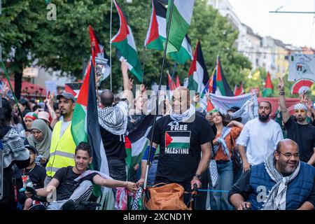 Mehrere hundert pro-palästinensische Demonstranten BEI einer Demonstration durch den Berliner Stadtteil Prenzlauer Berg unter dem motto Jabalia, Rafah, Jenin, Ramallah, retirez vos mains de la Palestine . / Plusieurs centaines de manifestants pro-palestiniens lors d'une manifestation dans le quartier berlinois de Prenzlauer Berg sous le slogan Jabalia, Rafah, Jénine, Ramallah, retirez vos mains de la Palestine . Manifestation pro-palästinensische à Berlin *** plusieurs centaines de manifestants pro-palestiniens lors d'une manifestation dans le quartier berlinois de Prenzlauer Berg sous le slogan Jabalia, Rafah, Jénine, Ra Banque D'Images