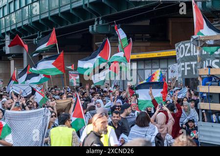 Mehrere hundert pro-palästinensische Demonstranten BEI einer Demonstration durch den Berliner Stadtteil Prenzlauer Berg unter dem motto Jabalia, Rafah, Jenin, Ramallah, retirez vos mains de la Palestine . / Plusieurs centaines de manifestants pro-palestiniens lors d'une manifestation dans le quartier berlinois de Prenzlauer Berg sous le slogan Jabalia, Rafah, Jénine, Ramallah, retirez vos mains de la Palestine . Manifestation pro-palästinensische à Berlin *** plusieurs centaines de manifestants pro-palestiniens lors d'une manifestation dans le quartier berlinois de Prenzlauer Berg sous le slogan Jabalia, Rafah, Jénine, Ra Banque D'Images