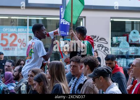 Mehrere hundert pro-palästinensische Demonstranten BEI einer Demonstration durch den Berliner Stadtteil Prenzlauer Berg unter dem motto Jabalia, Rafah, Jenin, Ramallah, retirez vos mains de la Palestine . / Plusieurs centaines de manifestants pro-palestiniens lors d'une manifestation dans le quartier berlinois de Prenzlauer Berg sous le slogan Jabalia, Rafah, Jénine, Ramallah, retirez vos mains de la Palestine . Manifestation pro-palästinensische à Berlin *** plusieurs centaines de manifestants pro-palestiniens lors d'une manifestation dans le quartier berlinois de Prenzlauer Berg sous le slogan Jabalia, Rafah, Jénine, Ra Banque D'Images