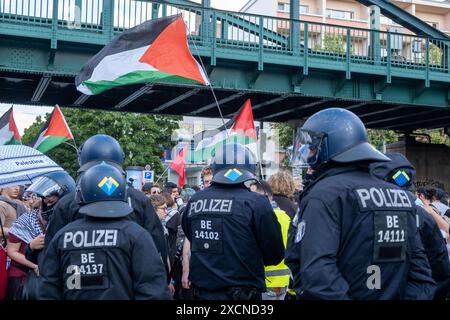 Mehrere hundert pro-palästinensische Demonstranten BEI einer Demonstration durch den Berliner Stadtteil Prenzlauer Berg unter dem motto Jabalia, Rafah, Jenin, Ramallah, retirez vos mains de la Palestine . / Plusieurs centaines de manifestants pro-palestiniens lors d'une manifestation dans le quartier berlinois de Prenzlauer Berg sous le slogan Jabalia, Rafah, Jénine, Ramallah, retirez vos mains de la Palestine . Manifestation pro-palästinensische à Berlin *** plusieurs centaines de manifestants pro-palestiniens lors d'une manifestation dans le quartier berlinois de Prenzlauer Berg sous le slogan Jabalia, Rafah, Jénine, Ra Banque D'Images