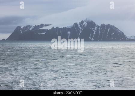 Elephant Island s'élevant de l'océan Antarctique une île montagneuse au large des côtes de l'Antarctique Banque D'Images