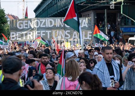 Mehrere hundert pro-palästinensische Demonstranten BEI einer Demonstration durch den Berliner Stadtteil Prenzlauer Berg unter dem motto Jabalia, Rafah, Jenin, Ramallah, retirez vos mains de la Palestine . / Plusieurs centaines de manifestants pro-palestiniens lors d'une manifestation dans le quartier berlinois de Prenzlauer Berg sous le slogan Jabalia, Rafah, Jénine, Ramallah, retirez vos mains de la Palestine . Manifestation pro-palästinensische à Berlin *** plusieurs centaines de manifestants pro-palestiniens lors d'une manifestation dans le quartier berlinois de Prenzlauer Berg sous le slogan Jabalia, Rafah, Jénine, Ra Banque D'Images