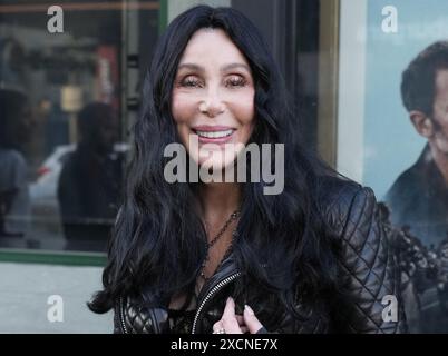 Los Angeles, États-Unis. 17 juin 2024. Cher arrive à LA première de BIKERIDERS Los Angeles tenue au TCL Chinese Theatre à Hollywood, CA lundi, ? 17 juin 2024. (Photo de Sthanlee B. Mirador/Sipa USA) crédit : Sipa USA/Alamy Live News Banque D'Images