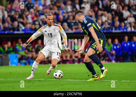 Leroy Sane 19 Deutschland und Scott McKenna 26 Schottland in Aktion beim Eröffnungsspiel der Europameisterschaft Deutschland - Schottland AM 14.06.2024. München Munich Football Arena Bayern Deutschland *** Leroy Sane 19 Allemagne et Scott McKenna 26 Écosse en action lors du match d'ouverture du Championnat d'Europe Allemagne Écosse le 14 06 2024 Munich Munich Munich Football Arena Bayern Allemagne Banque D'Images