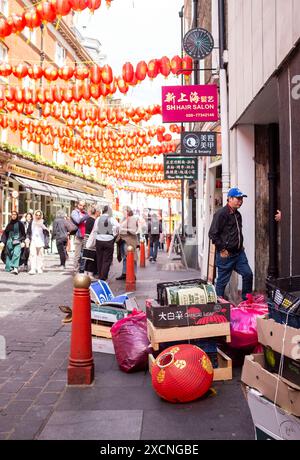 Lanterne tombée et déchets pour la collecte dans la porte de Chinatown à Londres, Angleterre, Royaume-Uni Banque D'Images