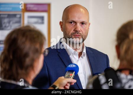 Ostrava, République tchèque. 18 juin 2024. Le gouverneur de la région morave-silésienne Josef Belica donne le briefing sur les prêts sans intérêt aux employés de Liberty Ostrava, à Ostrava, en République tchèque, le 18 juin 2024. Crédit : Petr Sznapka/CTK photo/Alamy Live News Banque D'Images