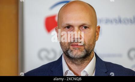 Ostrava, République tchèque. 18 juin 2024. Le gouverneur de la région morave-silésienne Josef Belica donne le briefing sur les prêts sans intérêt aux employés de Liberty Ostrava, à Ostrava, en République tchèque, le 18 juin 2024. Crédit : Petr Sznapka/CTK photo/Alamy Live News Banque D'Images