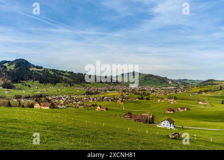 Paysage vallonné dans l'Appenzellerland avec des fermes et des prairies verdoyantes, vue sur le village d'Appenzell, canton d'Appenzell, Suisse Banque D'Images