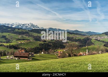 Vue sur les montagnes de l'Alpstein avec les Saentis, Rehetobel, canton d'Appenzell Ausserrhoden, Suisse Banque D'Images