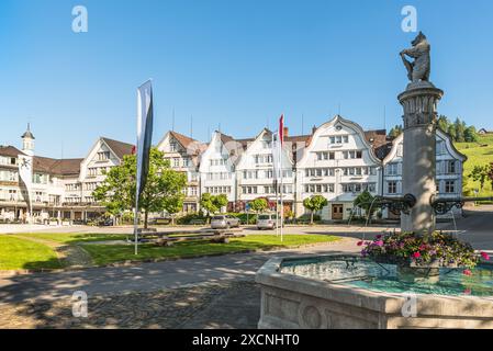 Place du village avec fontaine et maisons traditionnelles Appenzell avec pignons courbes, gais, canton d'Appenzell Ausserrhoden, Suisse Banque D'Images