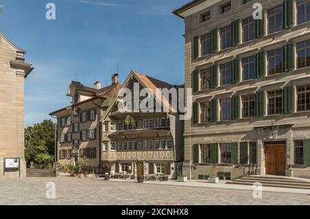 Maisons de style rococo et hôtel de ville sur la place du village (Landsgemeindeplatz), Trogen, canton d'Appenzell Ausserrhoden, Suisse Banque D'Images