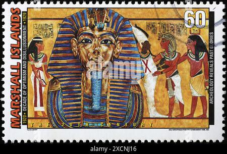 Masque funéraire doré de Toutankhamon sur timbre-poste Banque D'Images