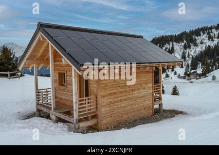 Petite cabane en bois avec toit solaire dans les Alpes Banque D'Images