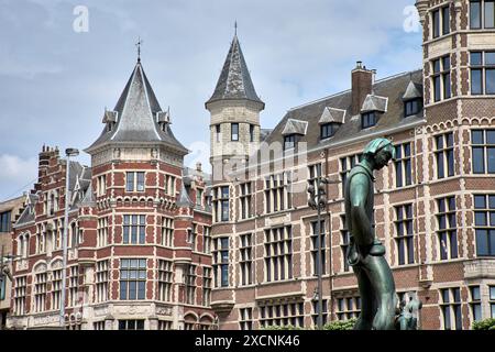 Vieux bâtiments de guilde en regard de l'architecture moderne à Anvers, Belgique Banque D'Images