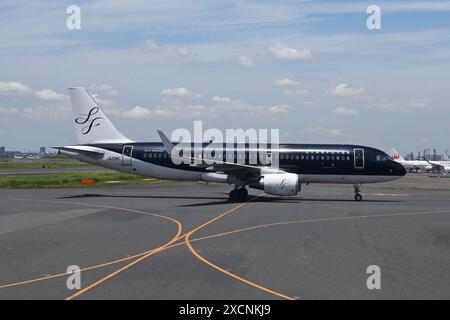 Tokyo, Japon. 12 juin 2024. Un avion Star Flyer est vu à l'aéroport international de Tokyo, Japon, le 12 juin 2024. Crédit : MATSUO. K/AFLO/Alamy Live News Banque D'Images