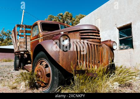 Camionnette Chevrolet vintage des années 1940 rouillée sur les ruines du garage d'Allen construit dans les années 1950 le long de l'historique route 66, Blue Water, Nouveau-Mexique, États-Unis Banque D'Images