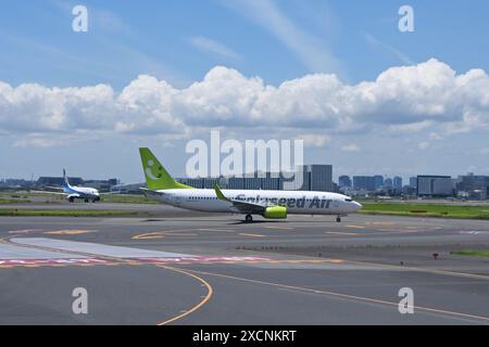 Tokyo, Japon. 12 juin 2024. Un avion Solaseed Air est vu à l'aéroport international de Tokyo, au Japon, le 12 juin 2024. Crédit : MATSUO. K/AFLO/Alamy Live News Banque D'Images